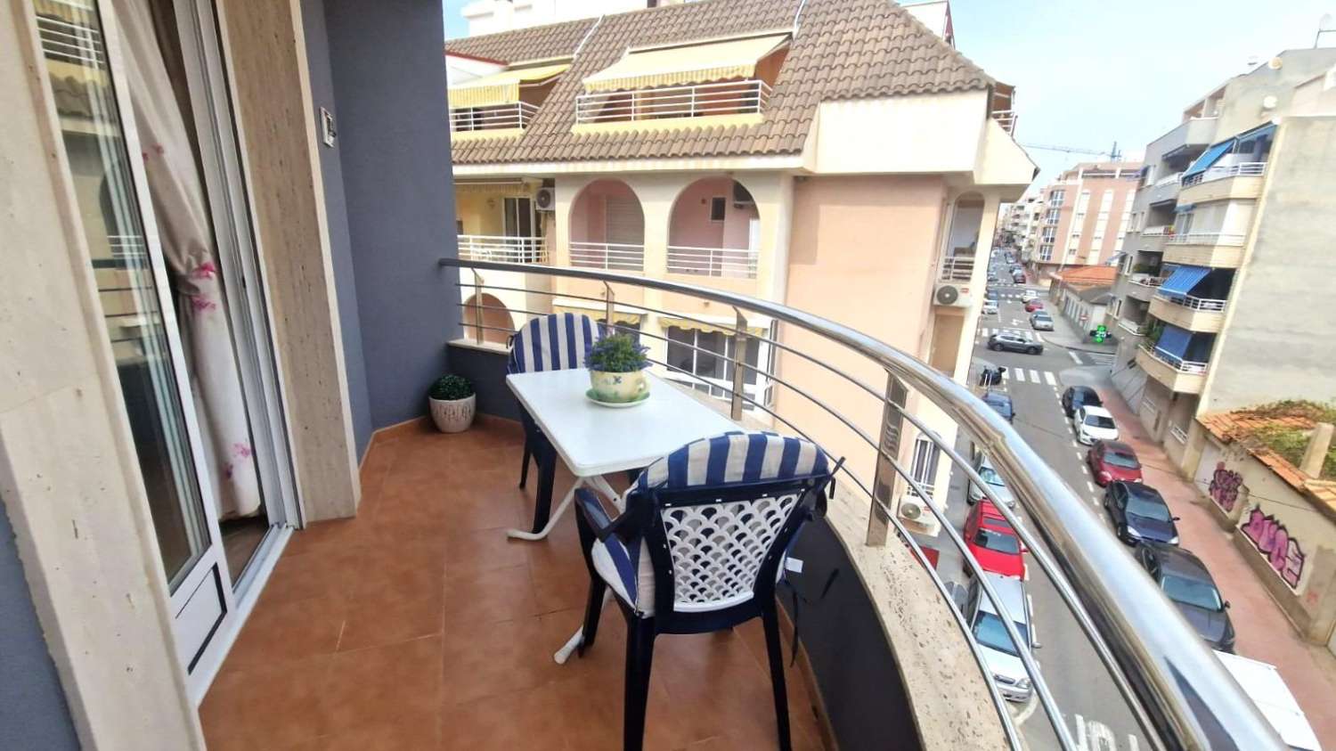 SPACIEUX APPARTEMENT D’ANGLE À 130 M DE PLAYA DEL CURA, AVEC VUE LATÉRALE SUR LA MER ET EXCELLENT EMPLACEMENT