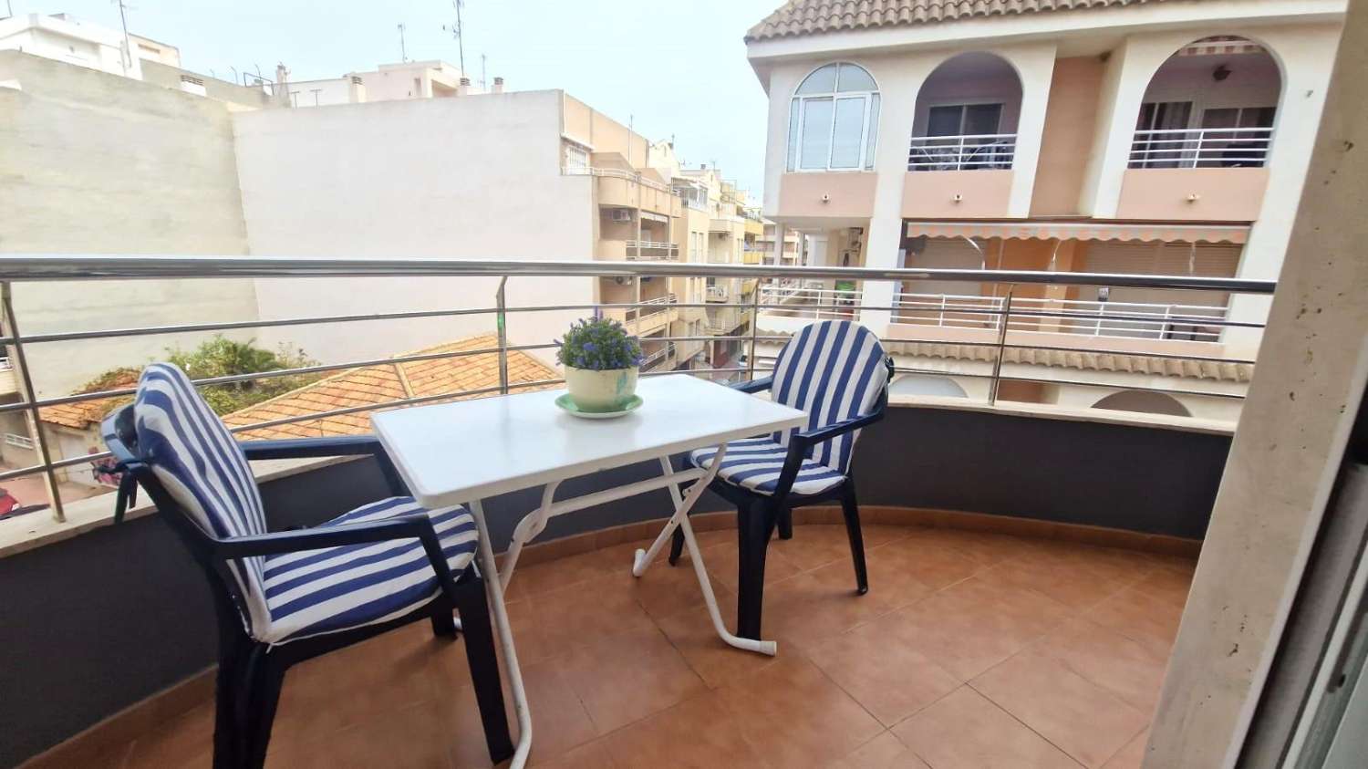 AMPLIO APARTAMENTO EN ESQUINA A 130M DE LA PLAYA DEL CURA, CON VISTAS LATERALES AL MAR Y EXCELENTE UBICACIÓN