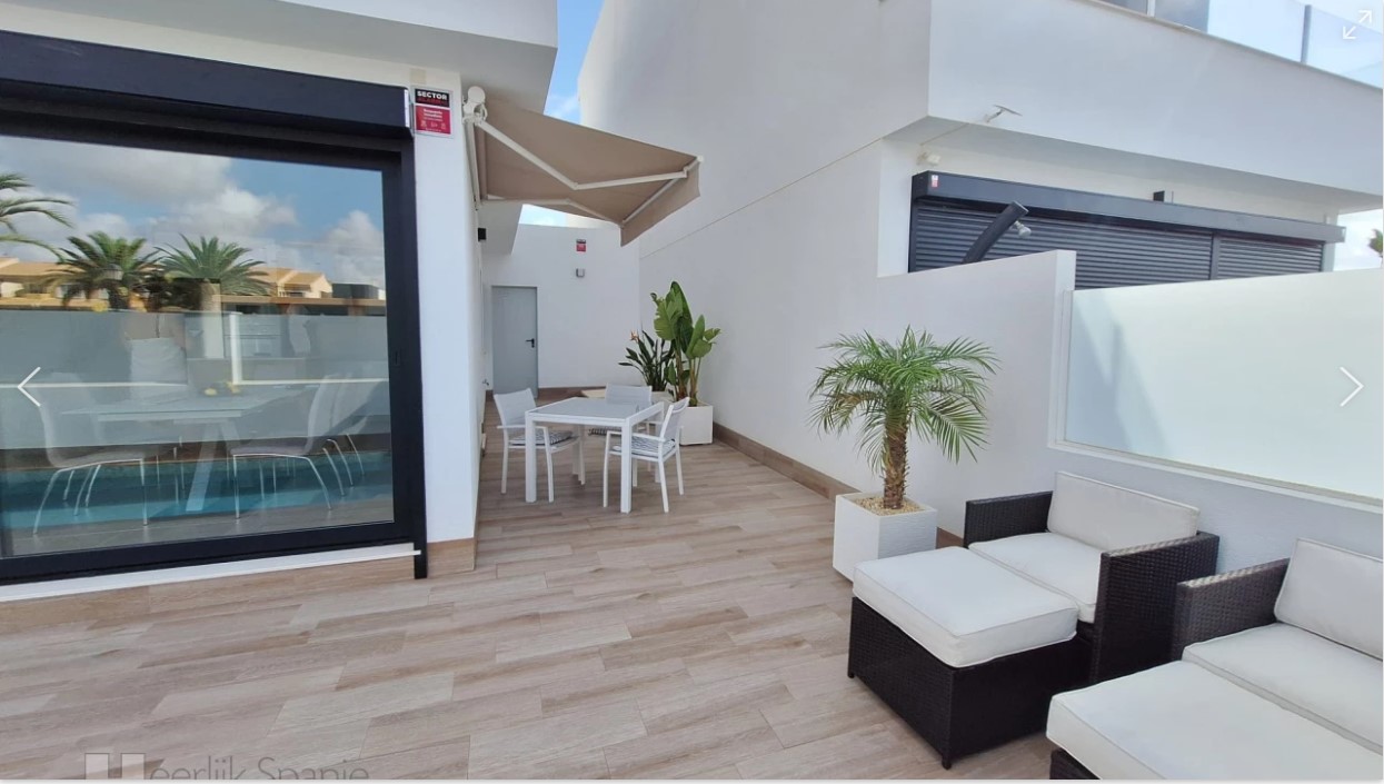 MODERN SEMI-DETACHED VILLA WITH SOUTH ORIENTATION AND PRIVATE POOL 2300 METERS FROM THE SEA