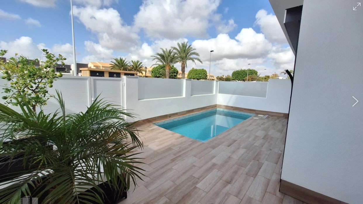 VILLA PAREADA MODERNA CON ORIENTACIÓN SUR Y PISCINA PRIVADA A 2300 METROS DEL MAR