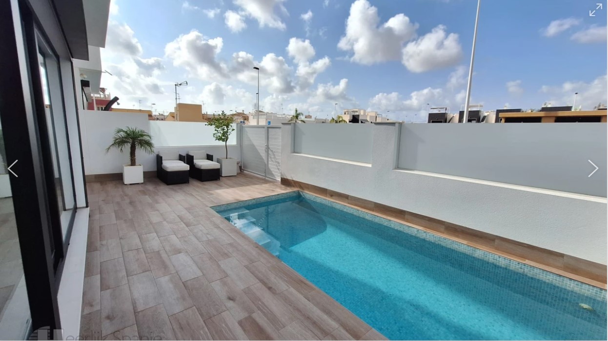 VILLA PAREADA MODERNA CON ORIENTACIÓN SUR Y PISCINA PRIVADA A 2300 METROS DEL MAR