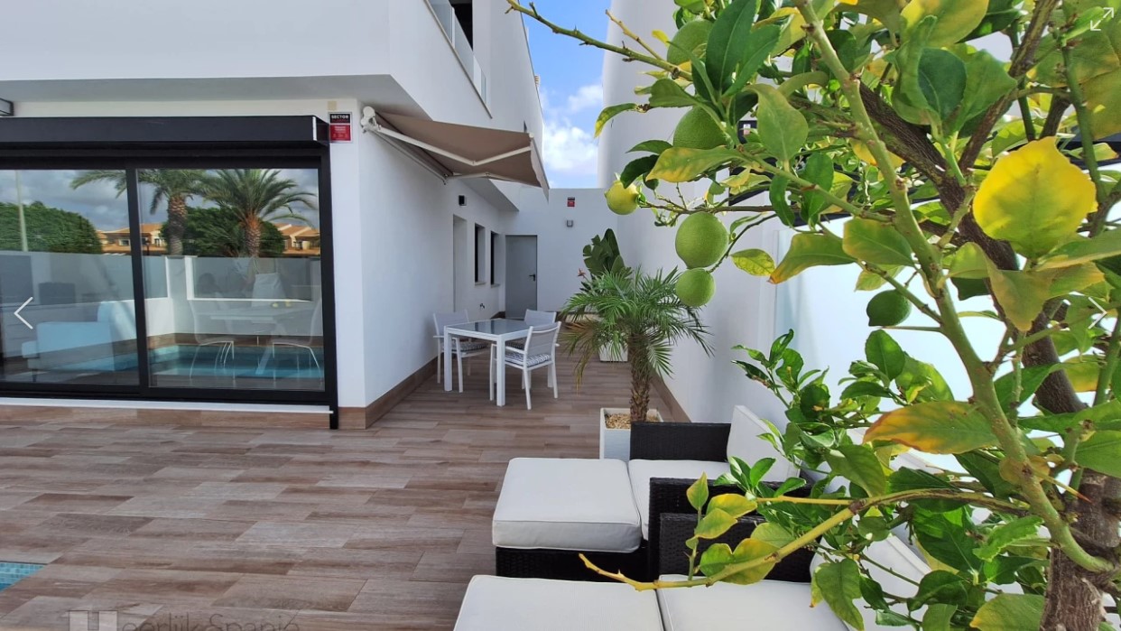 MODERNE DOBBELTHUS VILLA MED SYD ORIENTERING OG PRIVAT POOL 2300 METER FRA HAVET