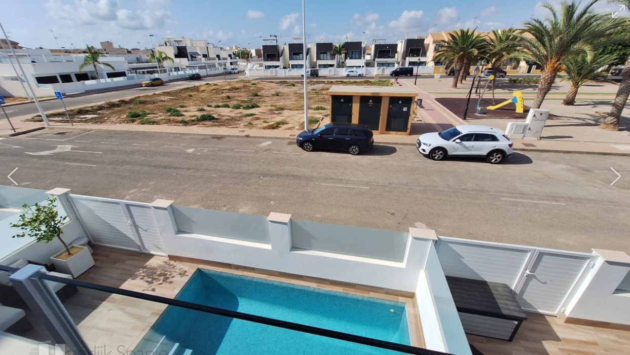 VILLA JUMELÉE MODERNE AVEC ORIENTATION SUD ET PISCINE PRIVÉE À 2300 MÈTRES DE LA MER