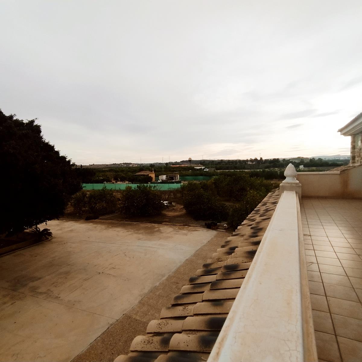 EXCLUSIVA VILLA MEDITERRÁNEA REFORMADA CON PISCINA PRIVADA Y AMPLIA PARCELA EN LA VEGA BAJA