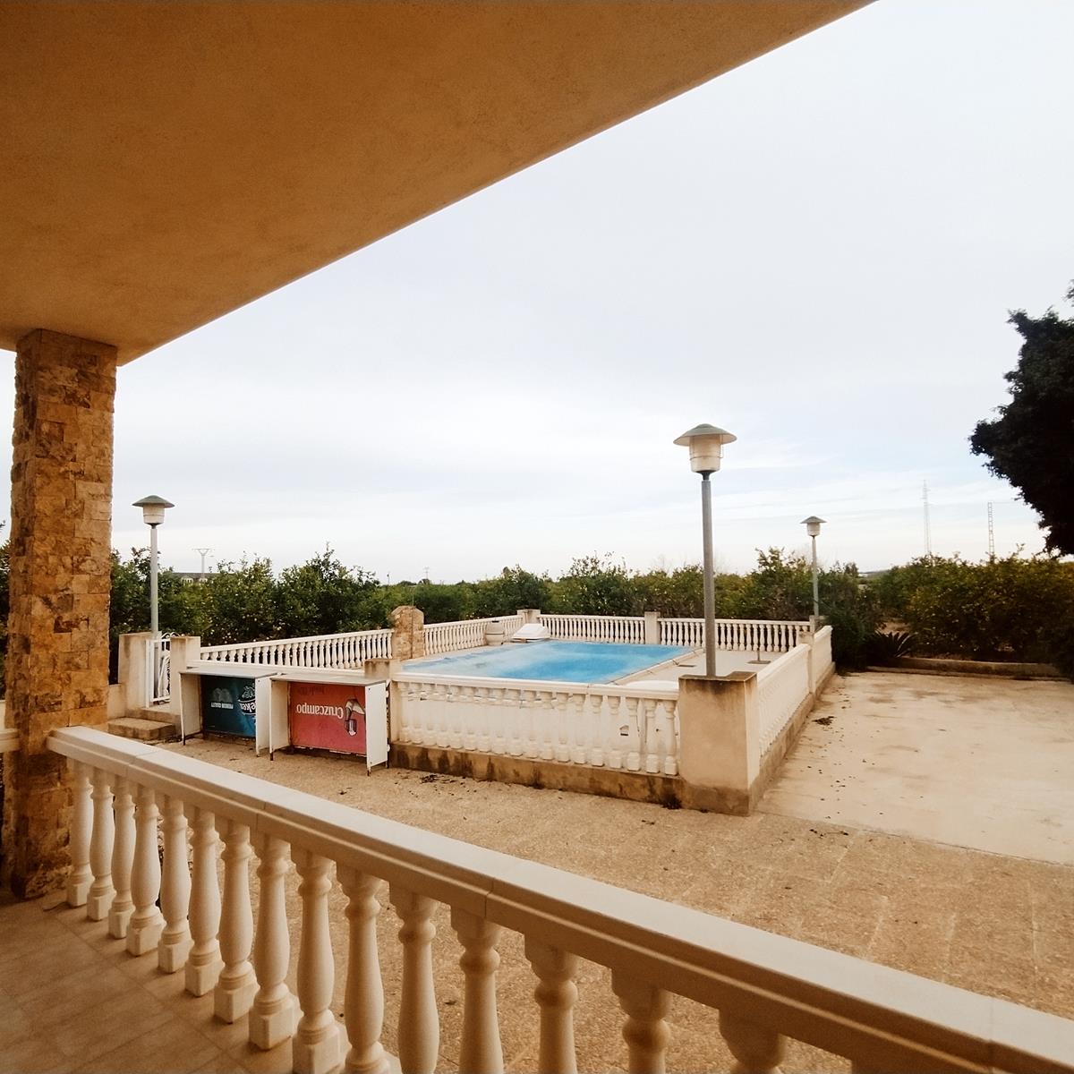 EXCLUSIVA VILLA MEDITERRÁNEA REFORMADA CON PISCINA PRIVADA Y AMPLIA PARCELA EN LA VEGA BAJA