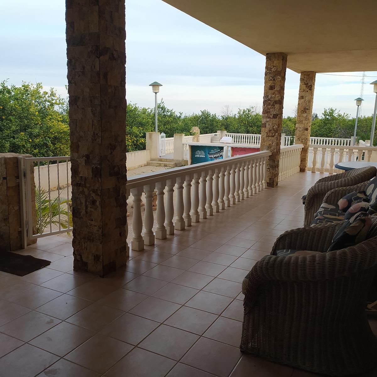 EXCLUSIVA VILLA MEDITERRÁNEA REFORMADA CON PISCINA PRIVADA Y AMPLIA PARCELA EN LA VEGA BAJA