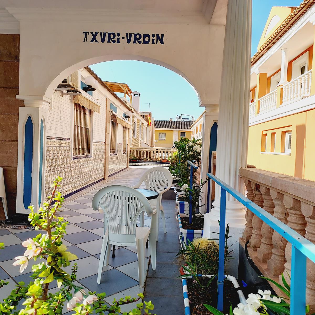 EXKLUSIVE ECK-DOPPELHAUSHÄLFTE AM STRAND IN LA MATA MIT PRIVATEM GARTEN UND GARAGE