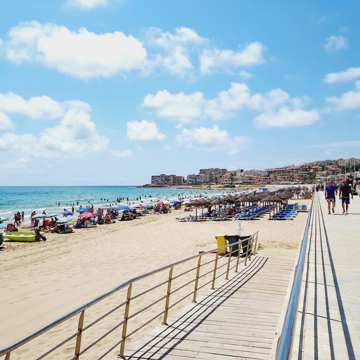 EXCLUSIEVE HOEK HALFVRIJSTAANDE VILLA AAN HET STRAND IN LA MATA MET EIGEN TUIN EN GARAGE