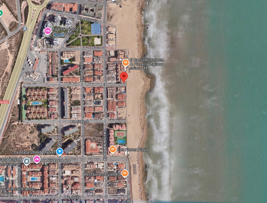 EXKLUSIVE ECK-DOPPELHAUSHÄLFTE AM STRAND IN LA MATA MIT PRIVATEM GARTEN UND GARAGE