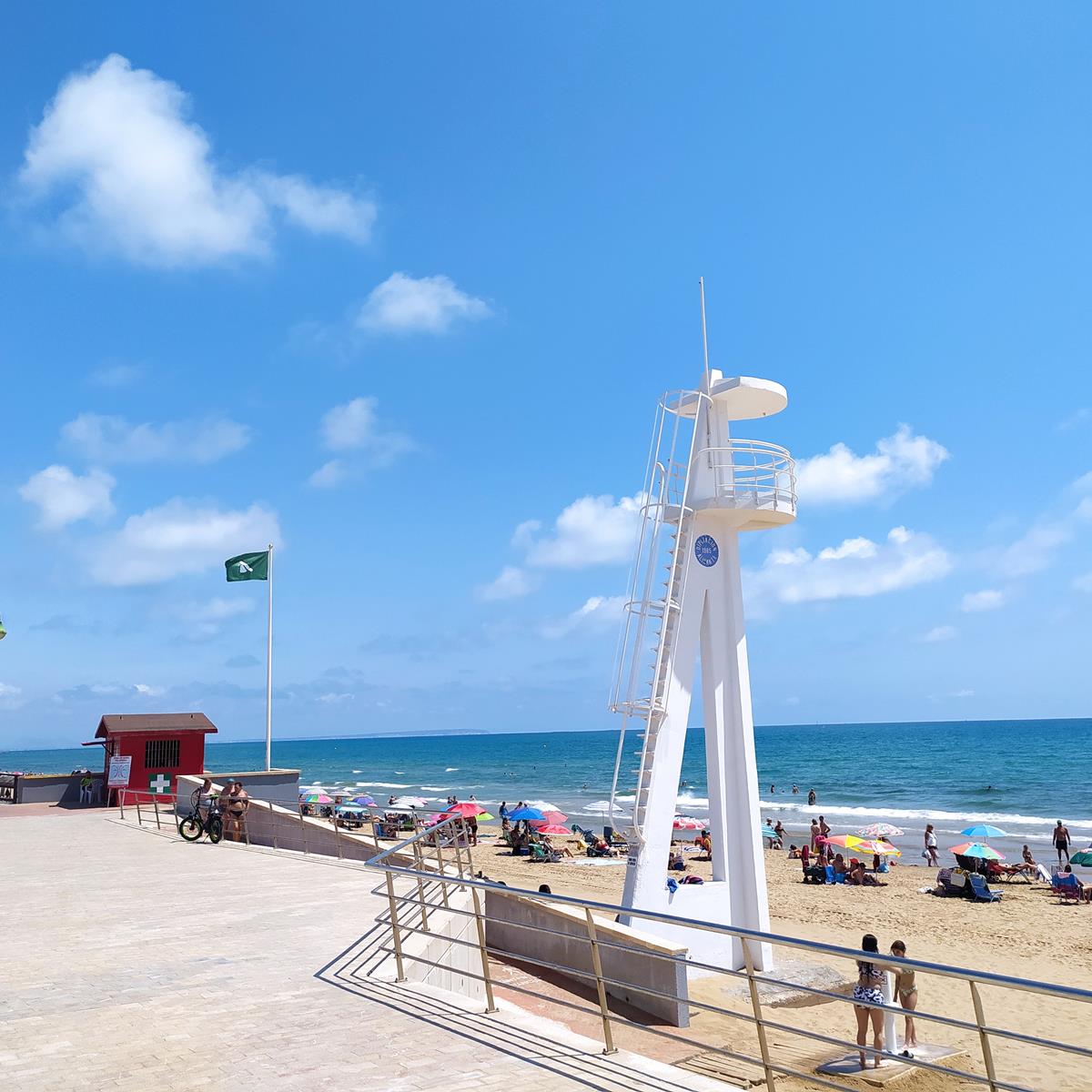 EXCLUSIVO CHALET ADOSADO DE ESQUINA A PIE DE PLAYA EN LA MATA CON JARDÍN PRIVADO Y GARAJE