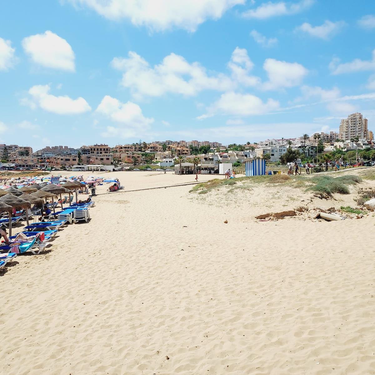 EXCLUSIVO CHALET ADOSADO DE ESQUINA A PIE DE PLAYA EN LA MATA CON JARDÍN PRIVADO Y GARAJE