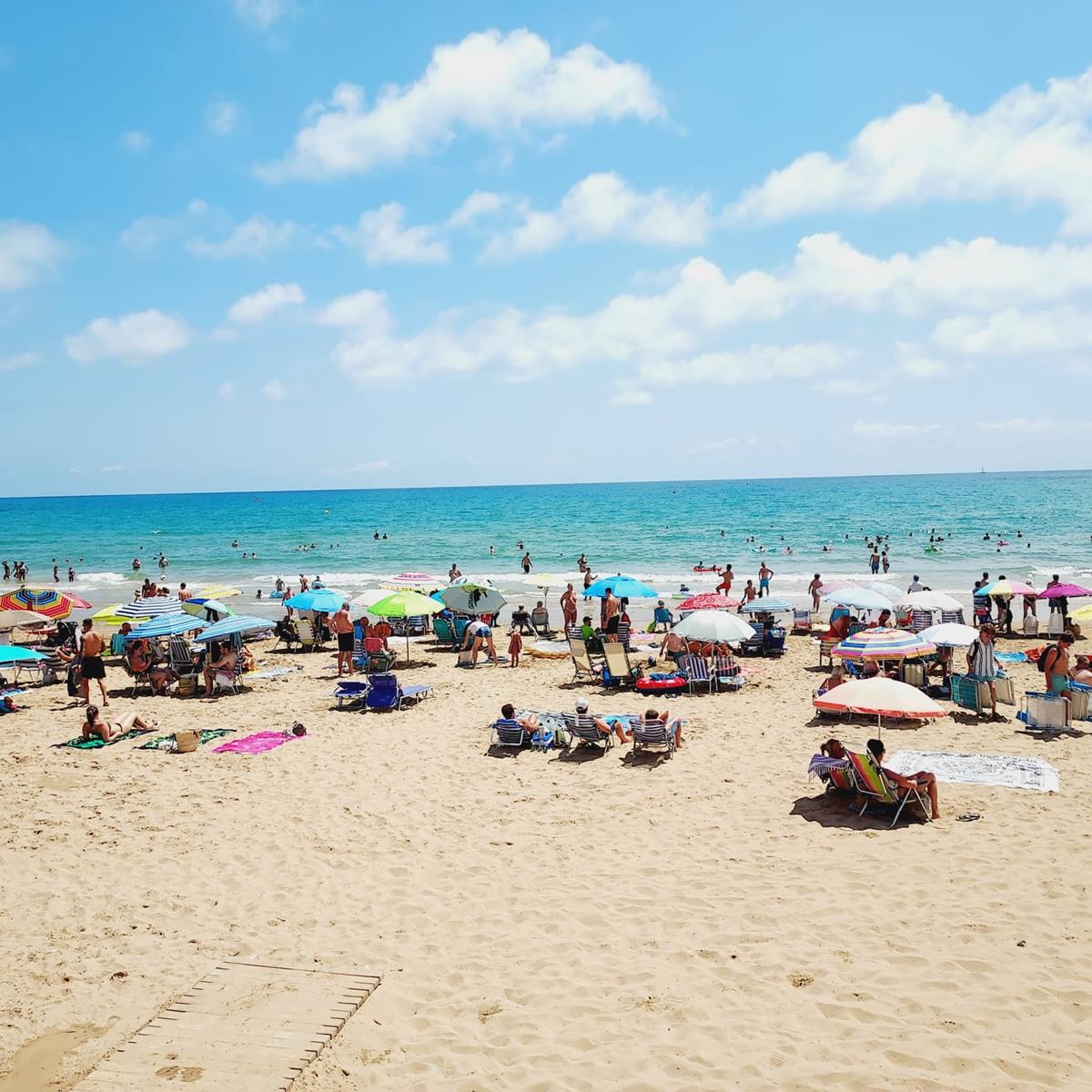 EXCLUSIVO CHALET ADOSADO DE ESQUINA A PIE DE PLAYA EN LA MATA CON JARDÍN PRIVADO Y GARAJE