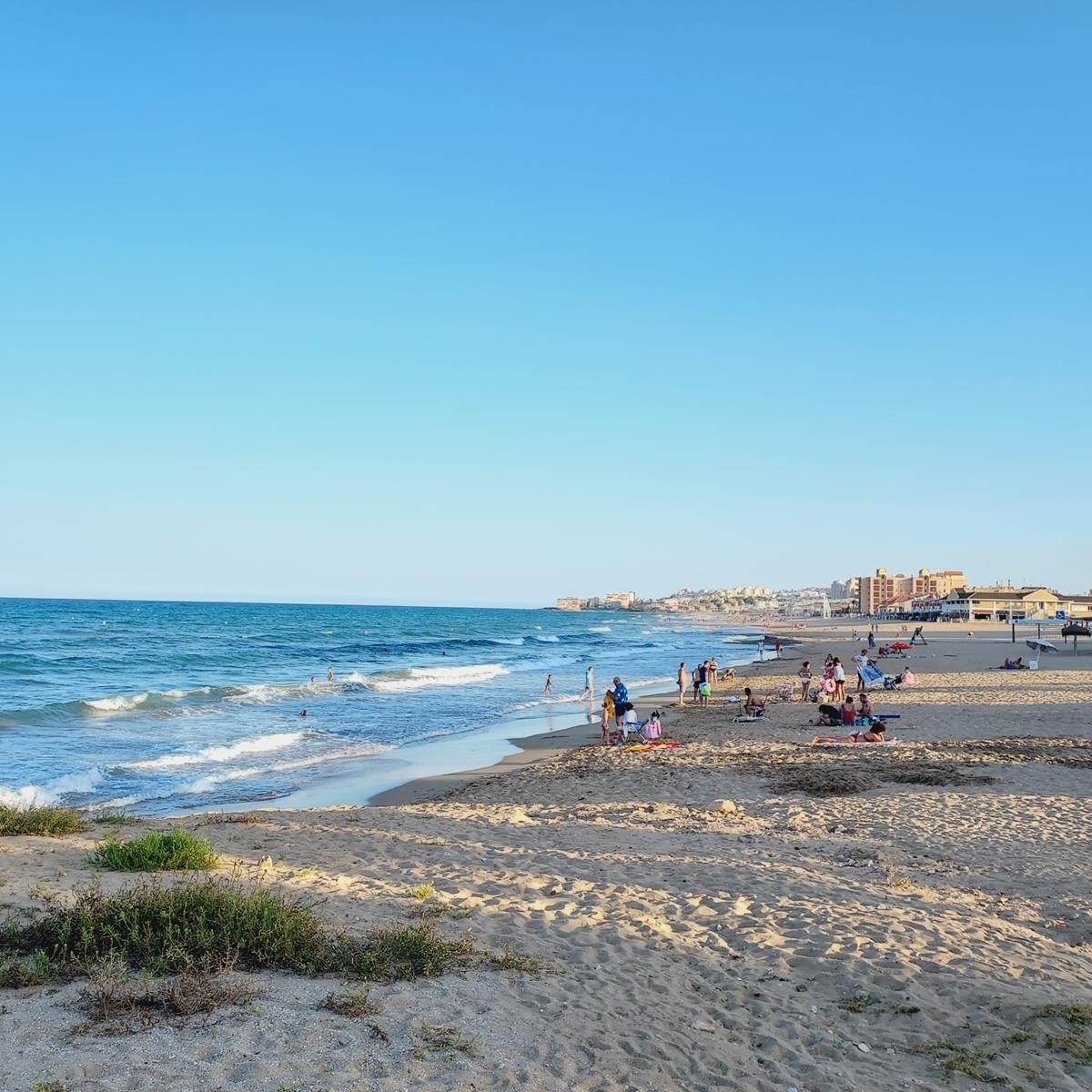 EKSKLUSIV HJØRNE TOMANNSBOLIG PÅ STRANDEN I LA MATA MED PRIVAT HAGE OG GARASJE