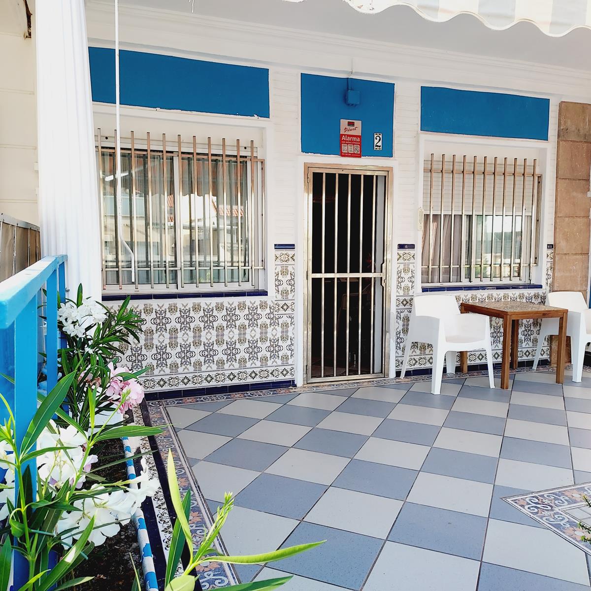 EXCLUSIVO CHALET ADOSADO DE ESQUINA A PIE DE PLAYA EN LA MATA CON JARDÍN PRIVADO Y GARAJE