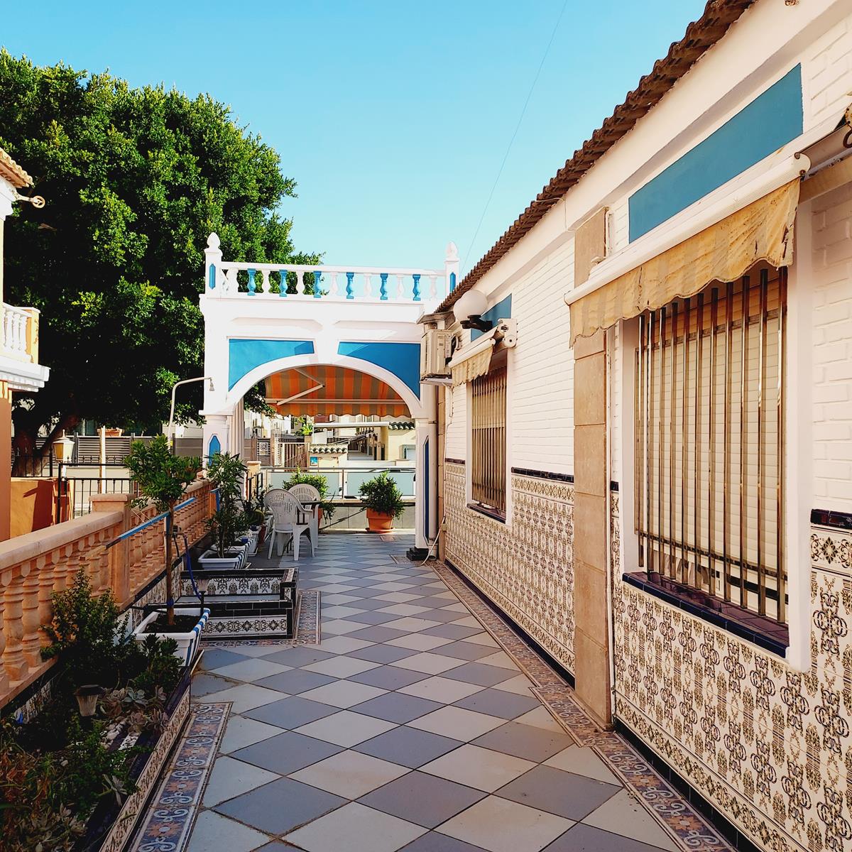 EXCLUSIEVE HOEK HALFVRIJSTAANDE VILLA AAN HET STRAND IN LA MATA MET EIGEN TUIN EN GARAGE