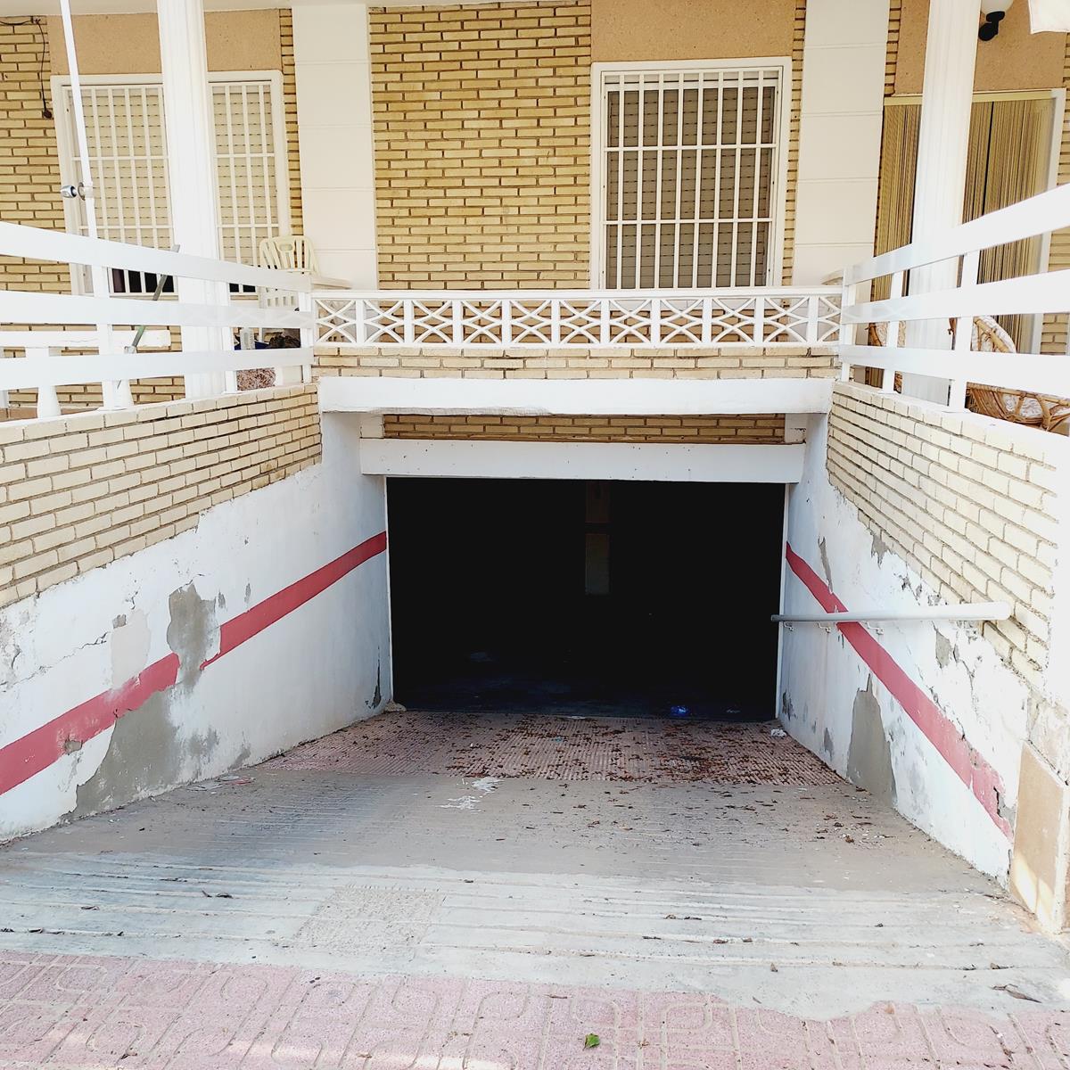 EXCLUSIEVE HOEK HALFVRIJSTAANDE VILLA AAN HET STRAND IN LA MATA MET EIGEN TUIN EN GARAGE