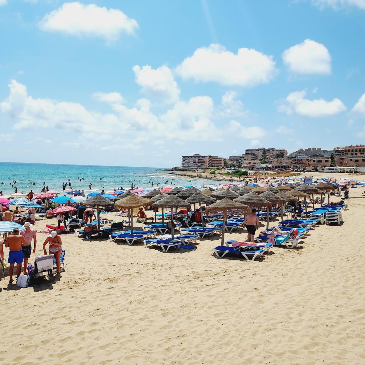 EXCLUSIEVE HOEK HALFVRIJSTAANDE VILLA AAN HET STRAND IN LA MATA MET EIGEN TUIN EN GARAGE