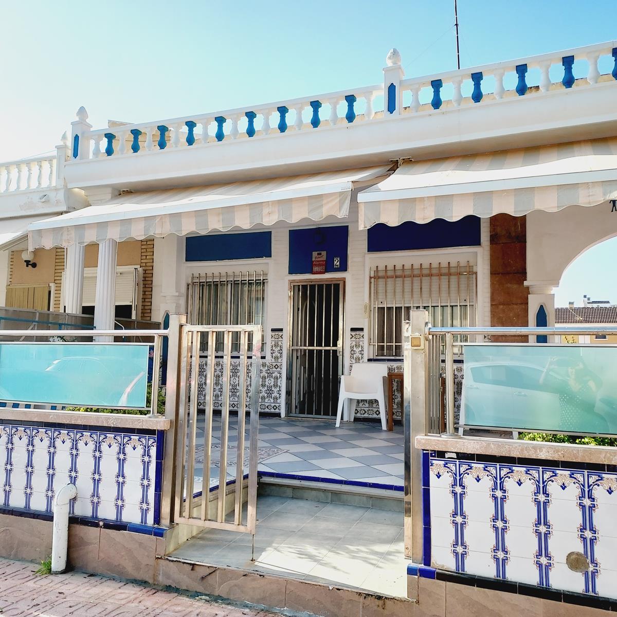 EXCLUSIEVE HOEK HALFVRIJSTAANDE VILLA AAN HET STRAND IN LA MATA MET EIGEN TUIN EN GARAGE