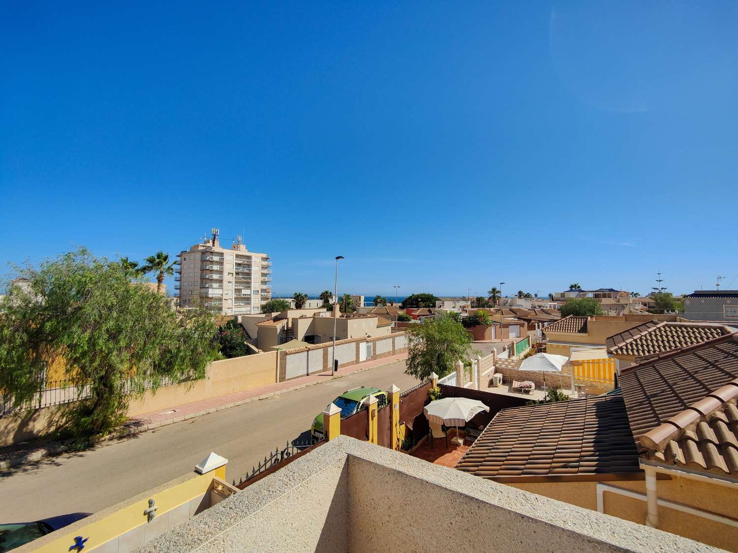 SPEKTAKULÄR VILLA MED PRIVAT POOL OCH FRISTÅENDE LÄGENHET NÅGRA STEG FRÅN HAVET I TORREVIEJA