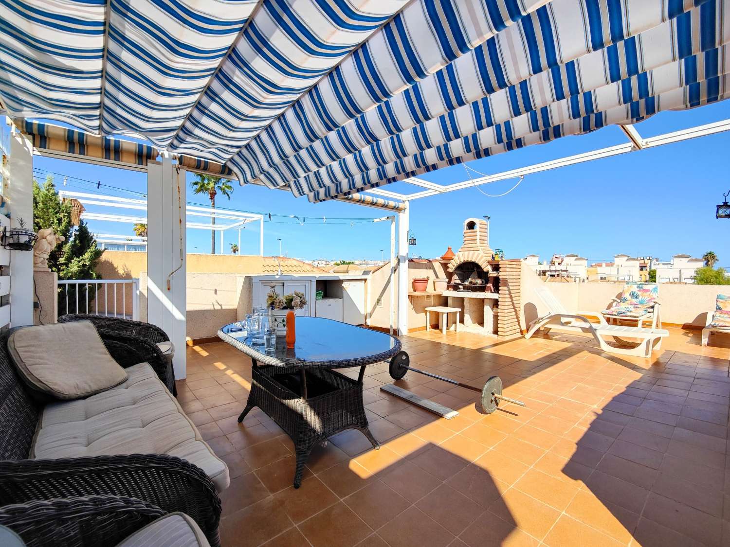 SPEKTAKULÄR VILLA MED PRIVAT POOL OCH FRISTÅENDE LÄGENHET NÅGRA STEG FRÅN HAVET I TORREVIEJA