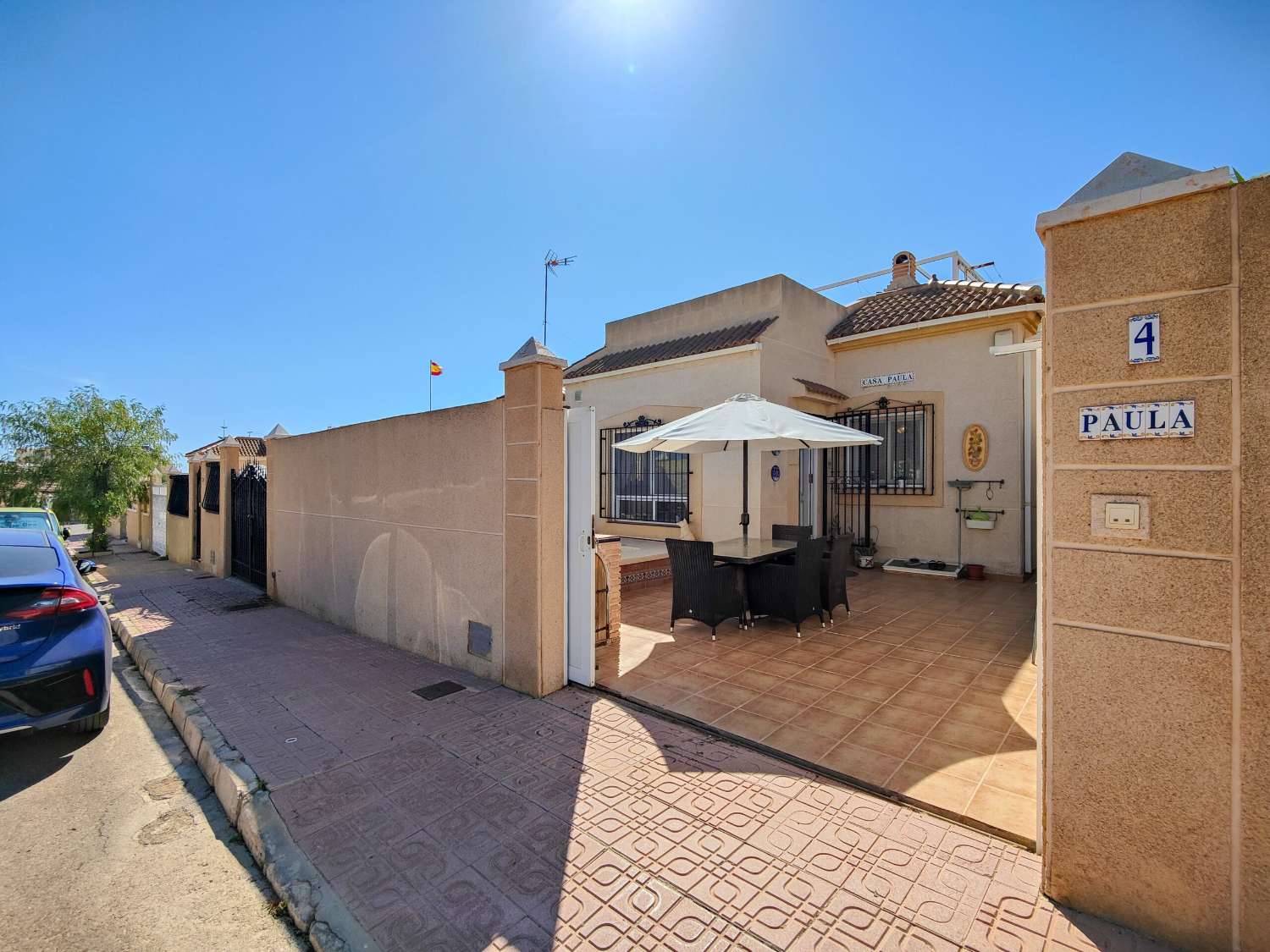 SPECTACULAR VILLA WITH PRIVATE POOL AND INDEPENDENT APARTMENT STEPS FROM THE SEA IN TORREVIEJA