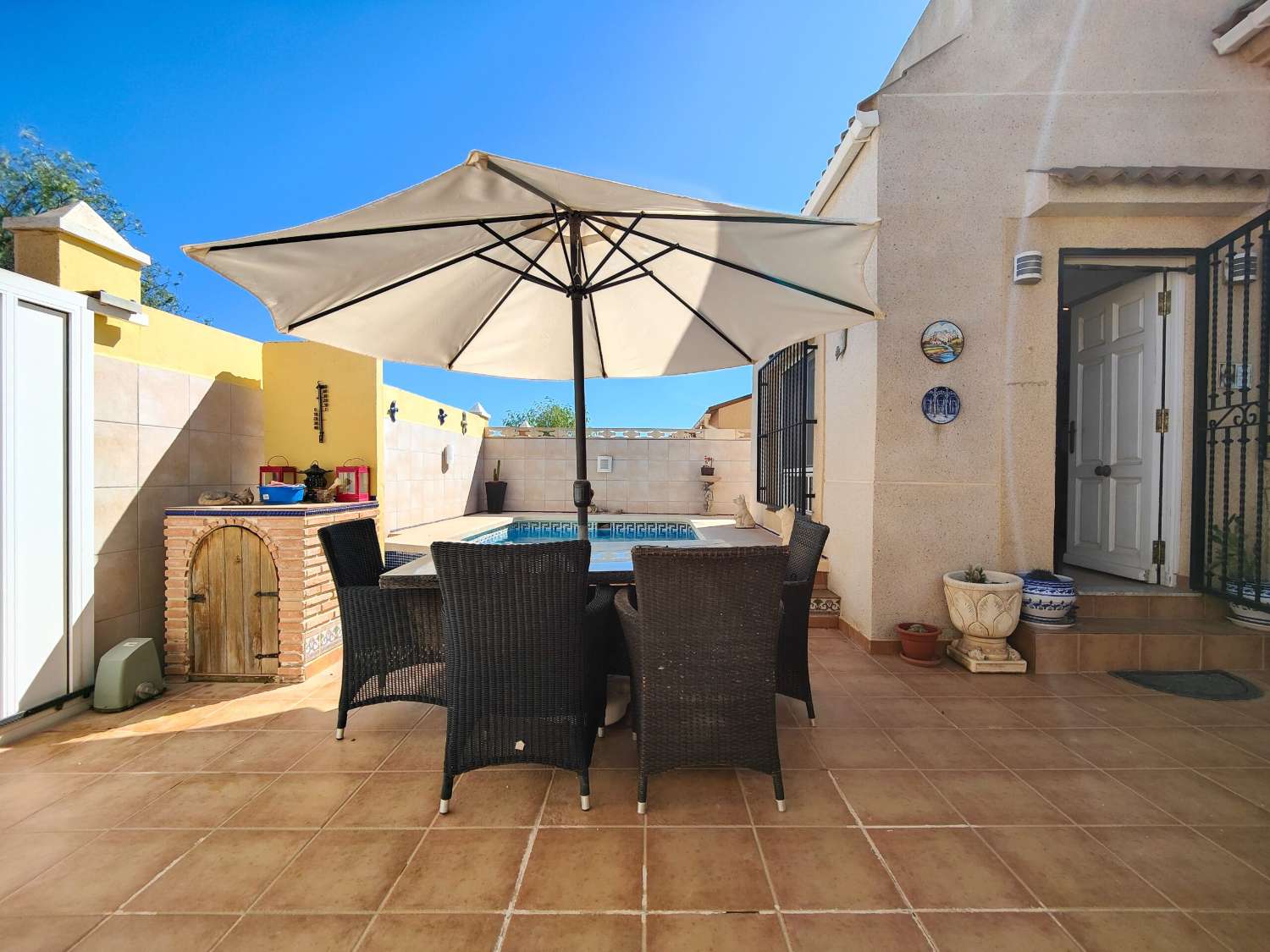 SPECTACULAR VILLA WITH PRIVATE POOL AND INDEPENDENT APARTMENT STEPS FROM THE SEA IN TORREVIEJA