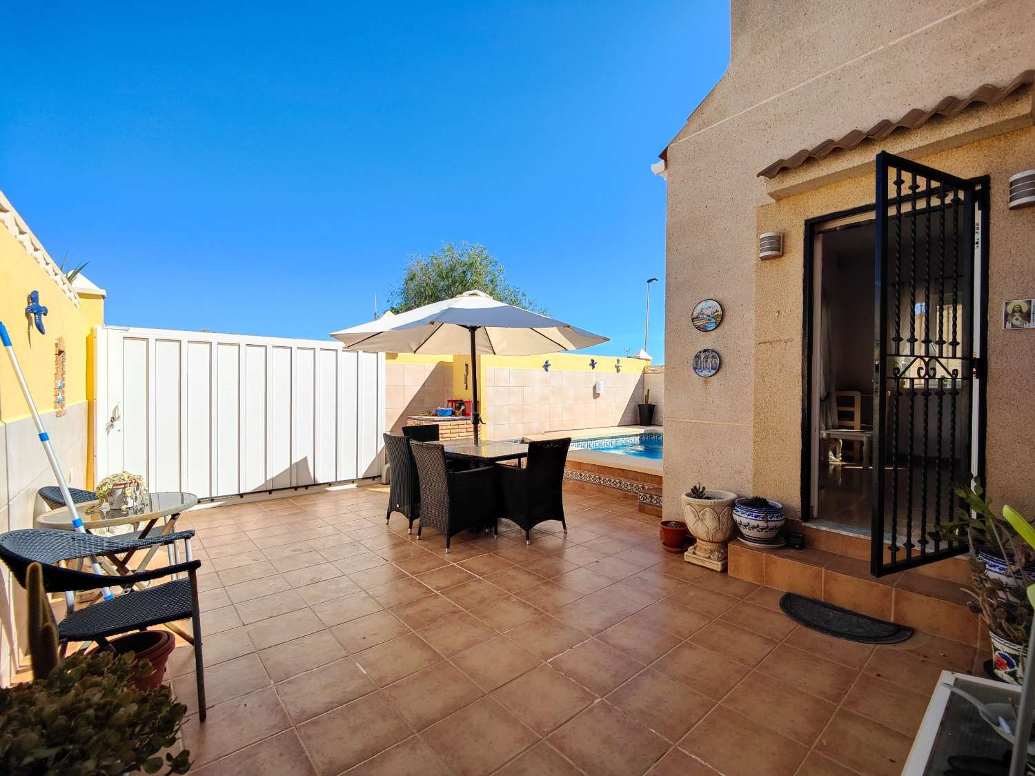 SPEKTAKULÄR VILLA MED PRIVAT POOL OCH FRISTÅENDE LÄGENHET NÅGRA STEG FRÅN HAVET I TORREVIEJA