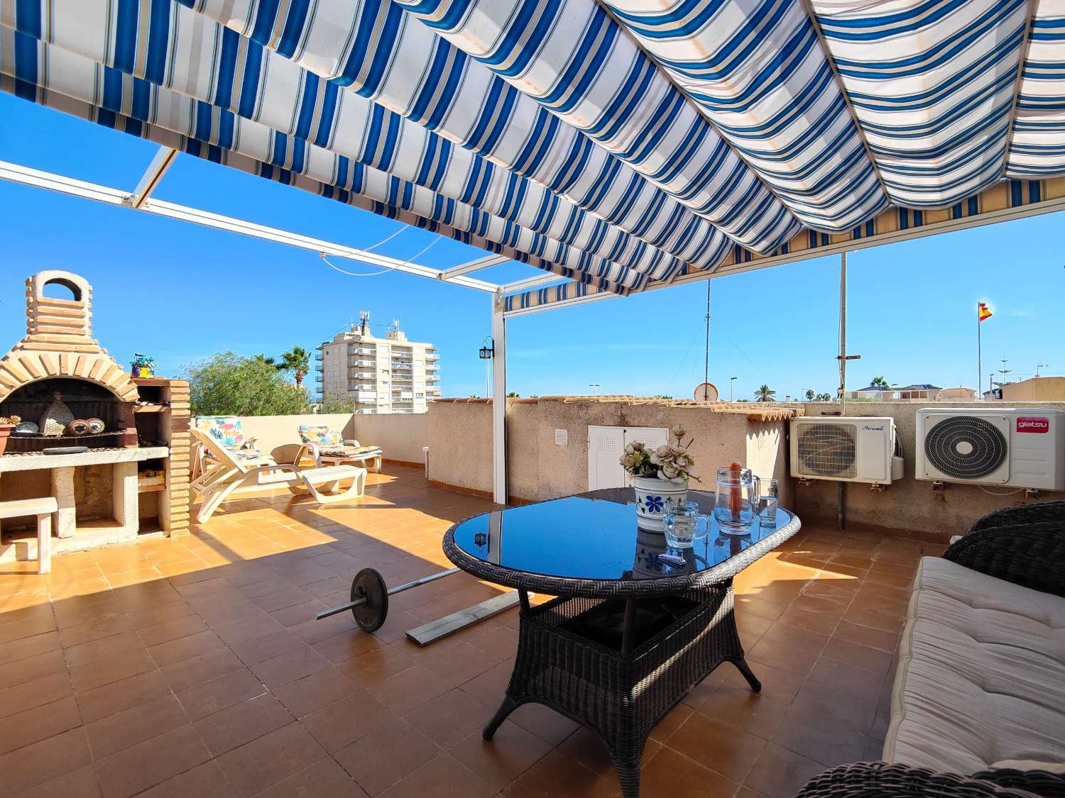 VILLA SPECTACULAIRE AVEC PISCINE PRIVÉE ET APPARTEMENT INDÉPENDANT À QUELQUES PAS DE LA MER À TORREVIEJA