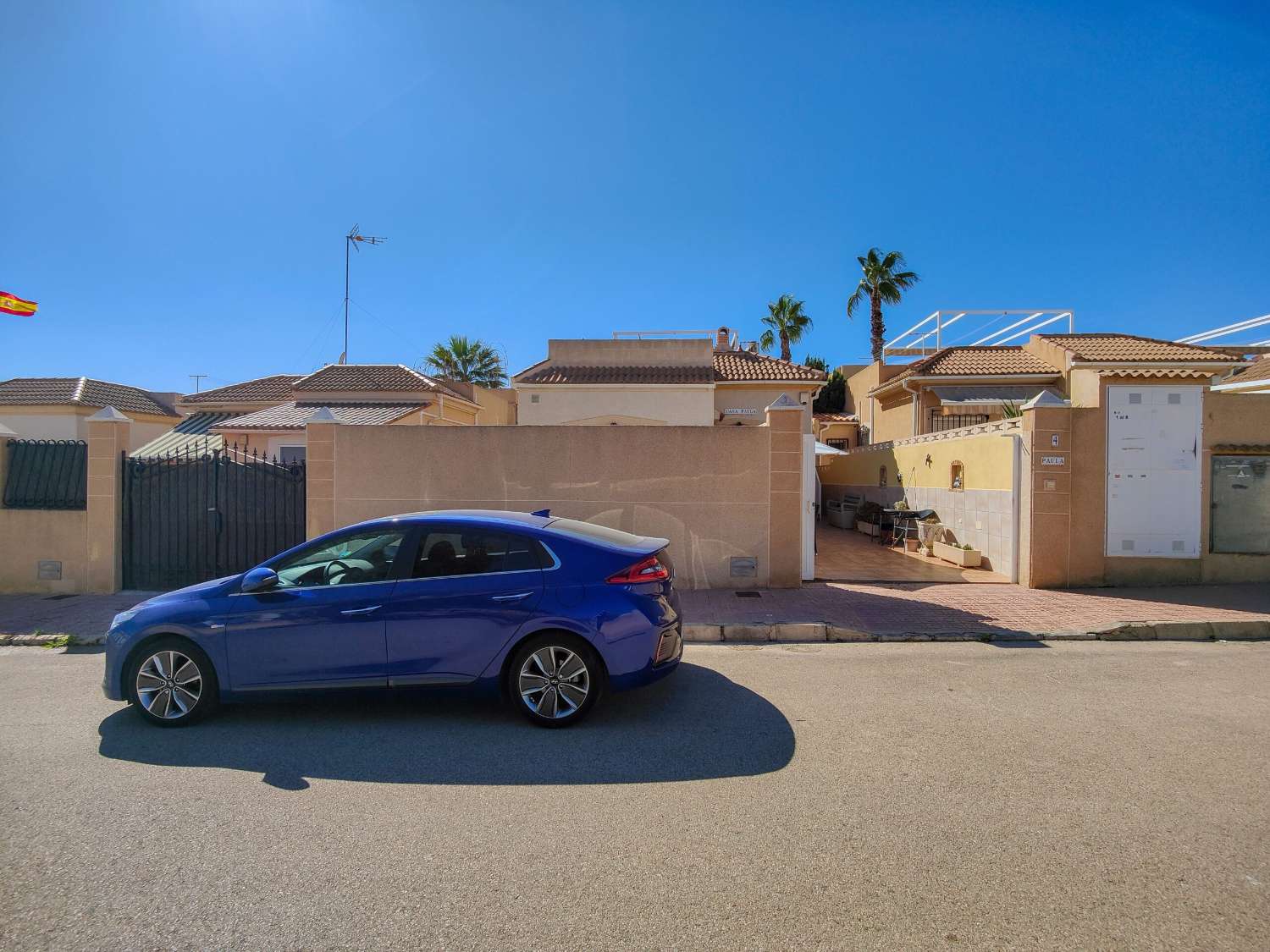 VILLA SPECTACULAIRE AVEC PISCINE PRIVÉE ET APPARTEMENT INDÉPENDANT À QUELQUES PAS DE LA MER À TORREVIEJA