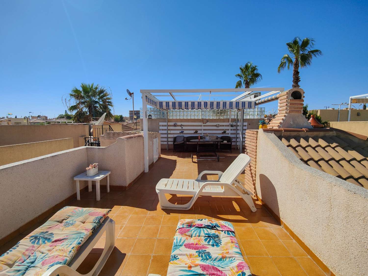 SPECTACULAR VILLA WITH PRIVATE POOL AND INDEPENDENT APARTMENT STEPS FROM THE SEA IN TORREVIEJA