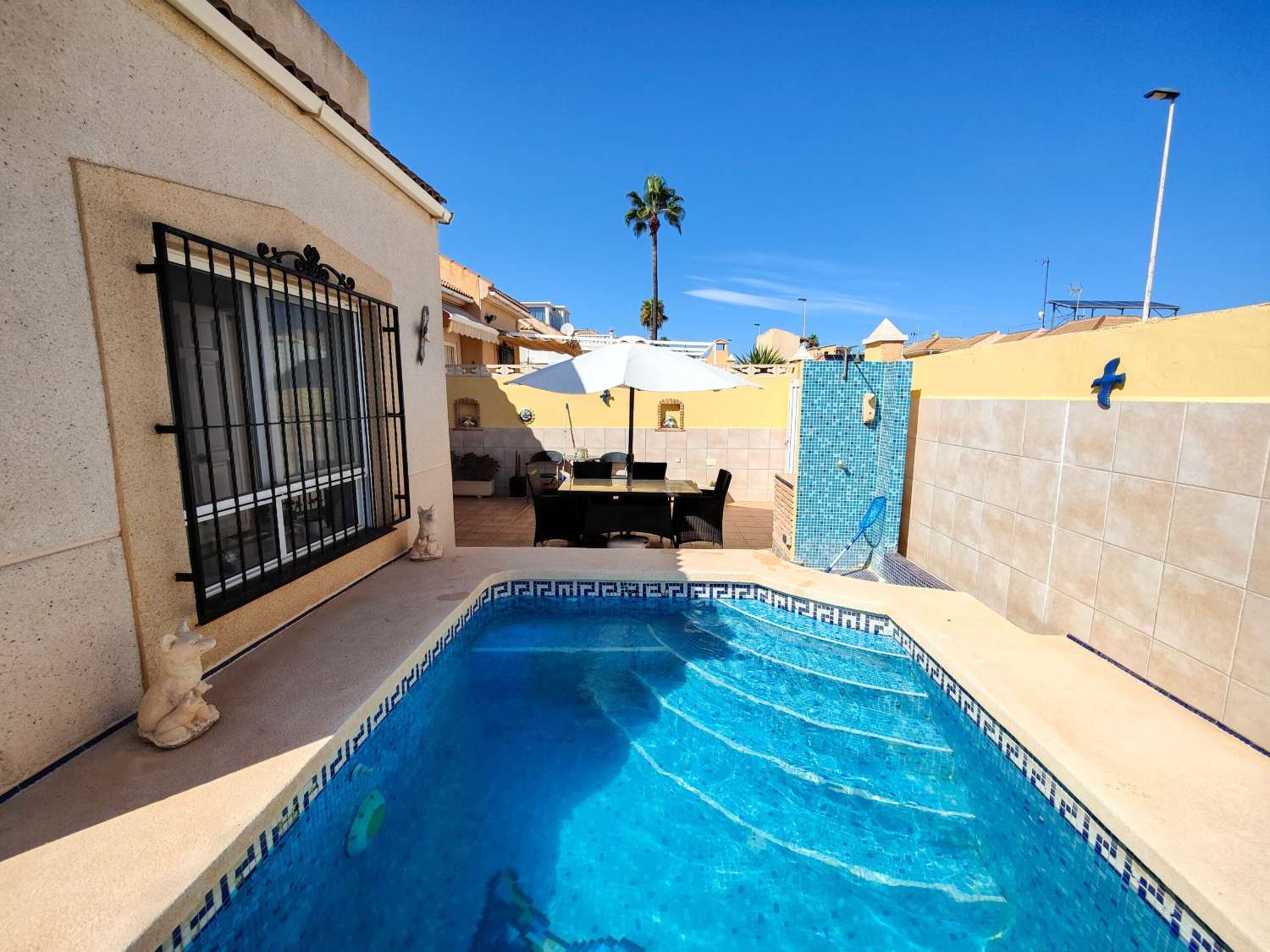 SPECTACULAR VILLA WITH PRIVATE POOL AND INDEPENDENT APARTMENT STEPS FROM THE SEA IN TORREVIEJA