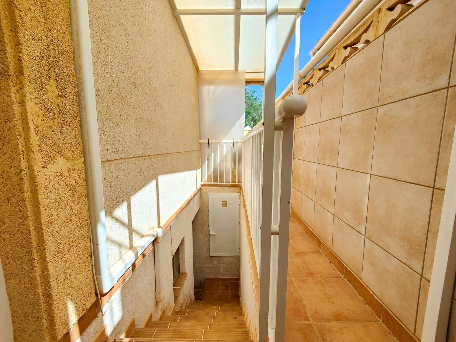 VILLA SPECTACULAIRE AVEC PISCINE PRIVÉE ET APPARTEMENT INDÉPENDANT À QUELQUES PAS DE LA MER À TORREVIEJA