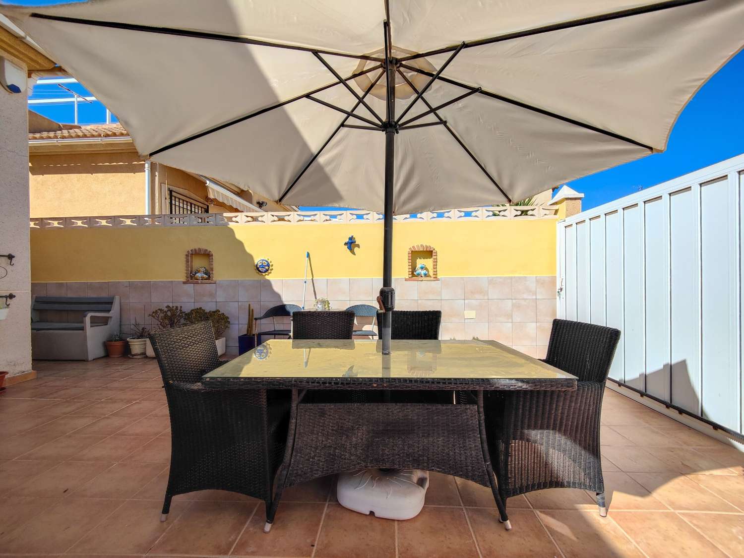 SPEKTAKULÄR VILLA MED PRIVAT POOL OCH FRISTÅENDE LÄGENHET NÅGRA STEG FRÅN HAVET I TORREVIEJA