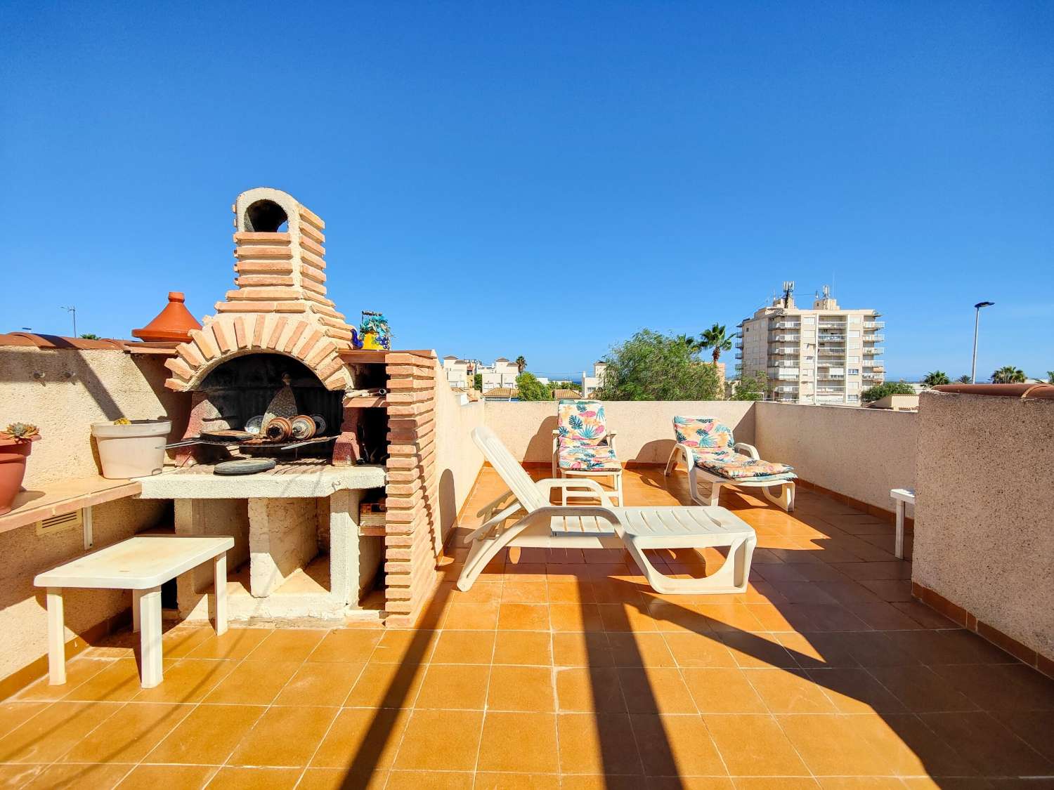 VILLA SPECTACULAIRE AVEC PISCINE PRIVÉE ET APPARTEMENT INDÉPENDANT À QUELQUES PAS DE LA MER À TORREVIEJA