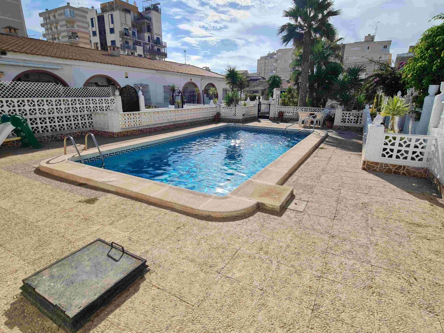 MODERNE FRITLIGGENDE HJØRNEBUNGALOW MED PRIVAT POOL I NUEVA TORREVIEJA