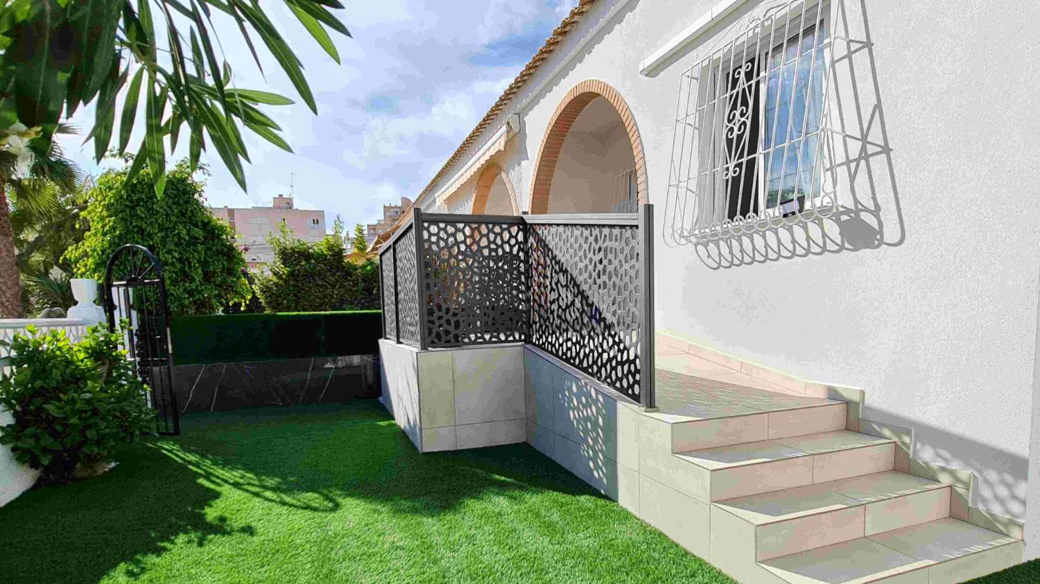 MODERNE FRITLIGGENDE HJØRNEBUNGALOW MED PRIVAT POOL I NUEVA TORREVIEJA