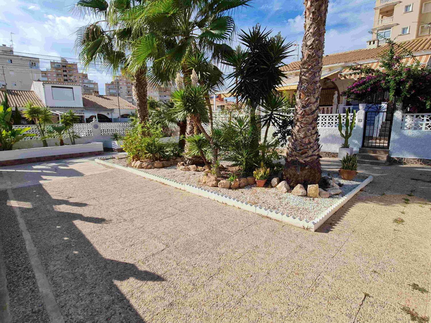 MODERNE FRITTLIGGENDE HJØRNEBUNGALOW MED PRIVAT BASSENG I NUEVA TORREVIEJA