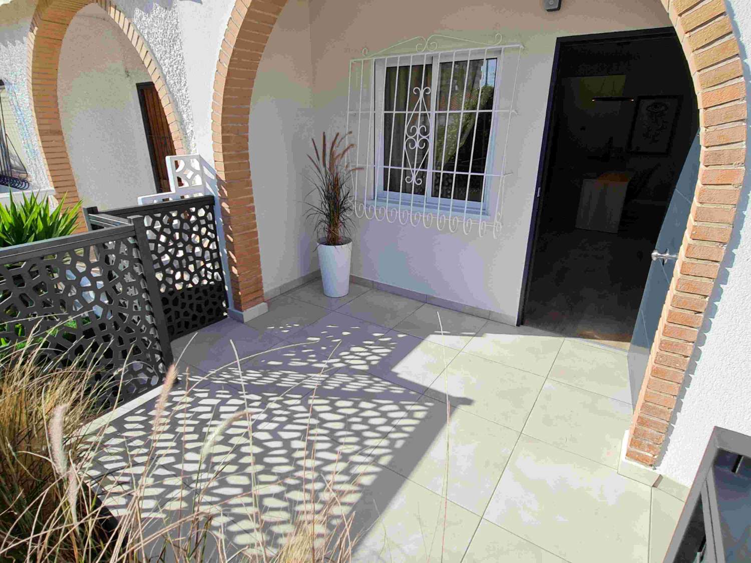 MODERNO BUNGALOW INDEPENDIENTE EN ESQUINA CON PISCINA PRIVADA EN NUEVA TORREVIEJA