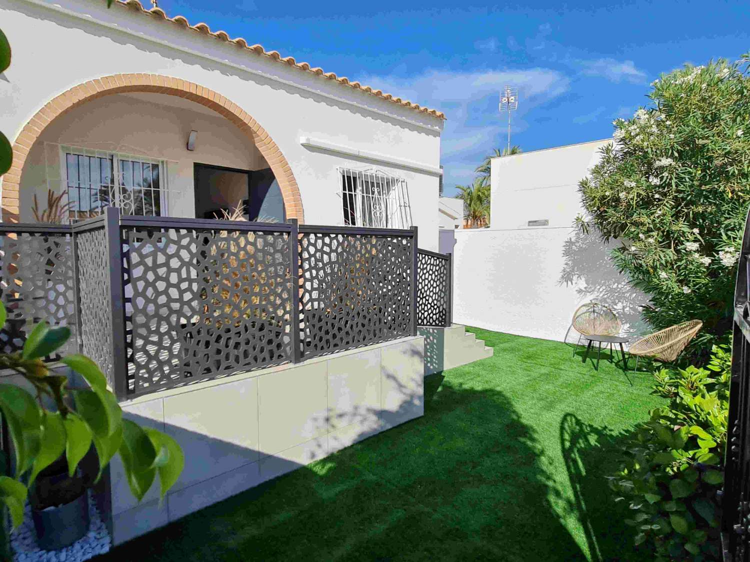 MODERNE FRITLIGGENDE HJØRNEBUNGALOW MED PRIVAT POOL I NUEVA TORREVIEJA