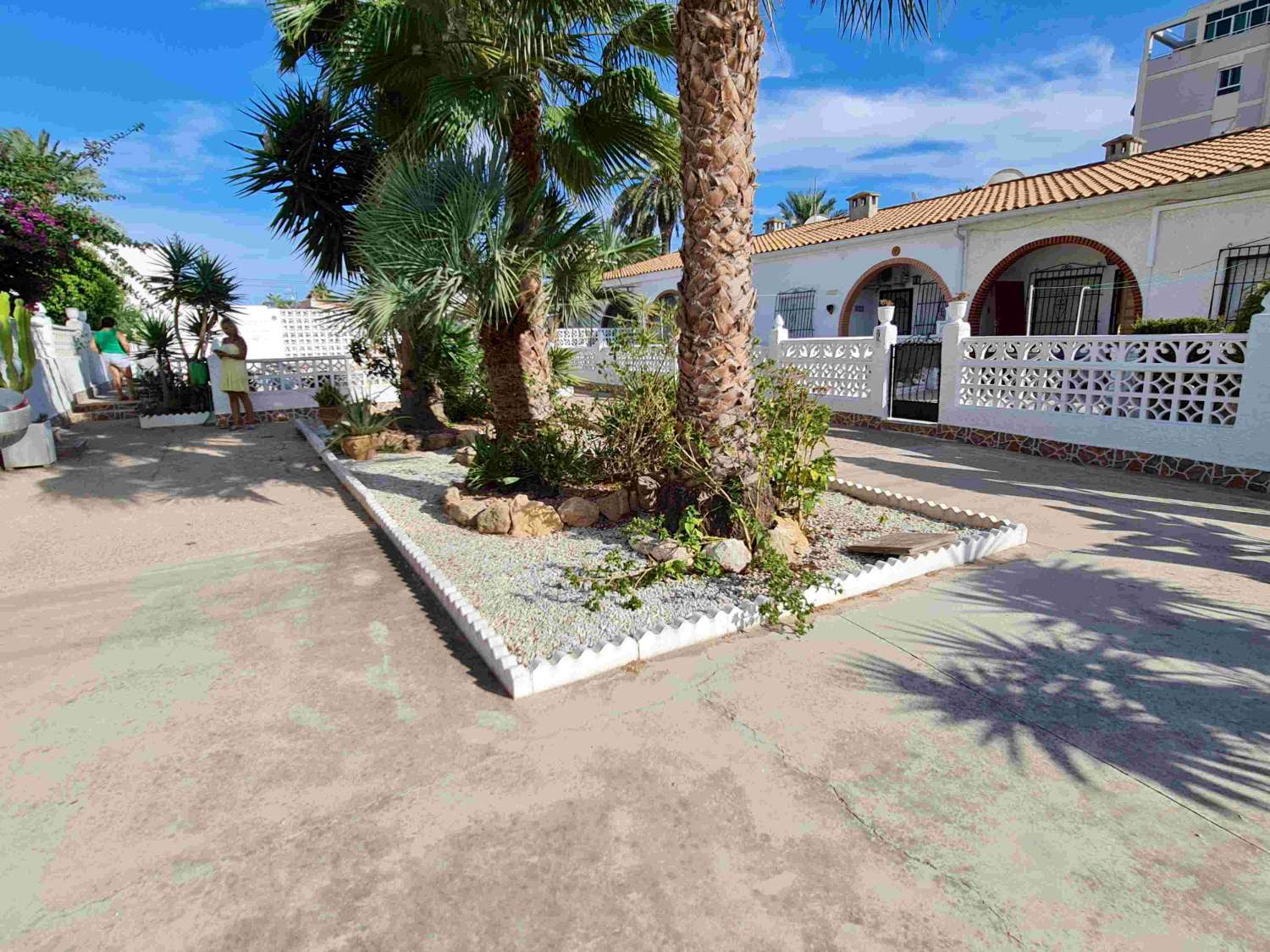 MODERNO BUNGALOW INDEPENDIENTE EN ESQUINA CON PISCINA PRIVADA EN NUEVA TORREVIEJA