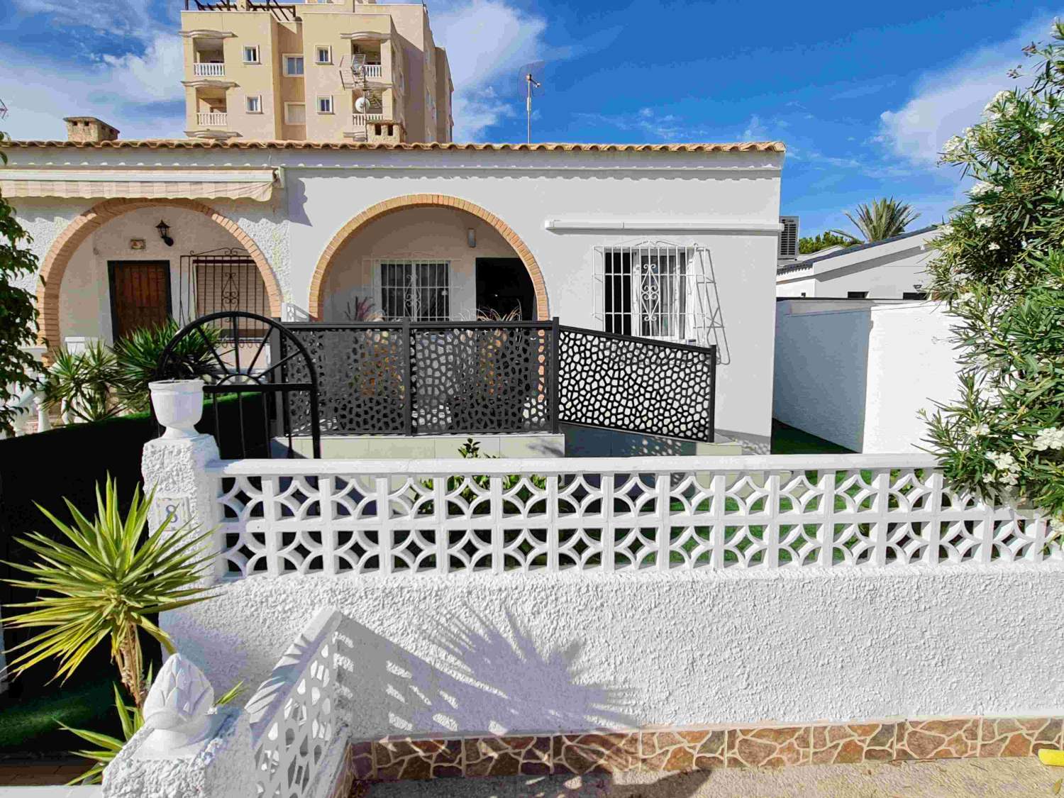 MODERN FRISTÅENDE HÖRNBUNGALOW MED PRIVAT POOL I NUEVA TORREVIEJA