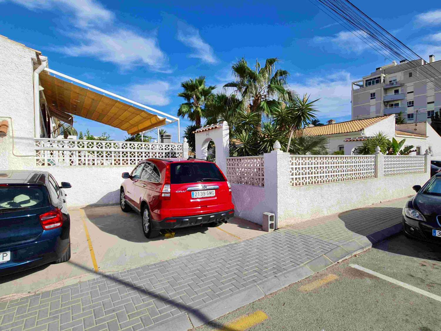 MODERNI ERILLINEN KULMABUNGALOW, JOSSA ON OMA UIMA-ALLAS NUEVA TORREVIEJASSA