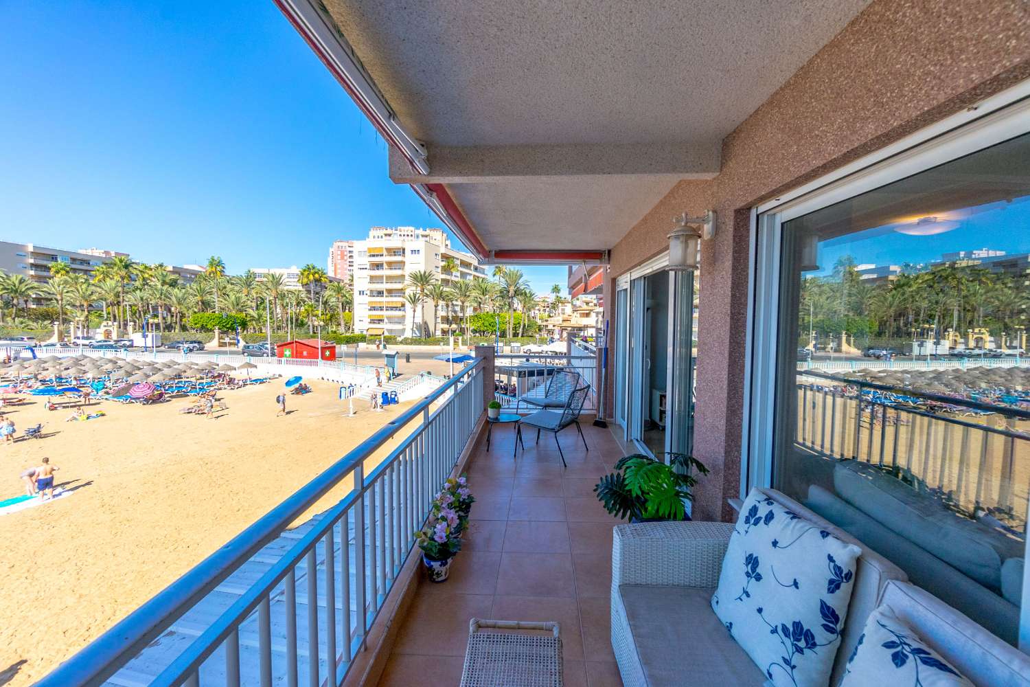 RENOVATED BEACHFRONT APARTMENT IN PLAYA LOS LOCOS, TORREVIEJA