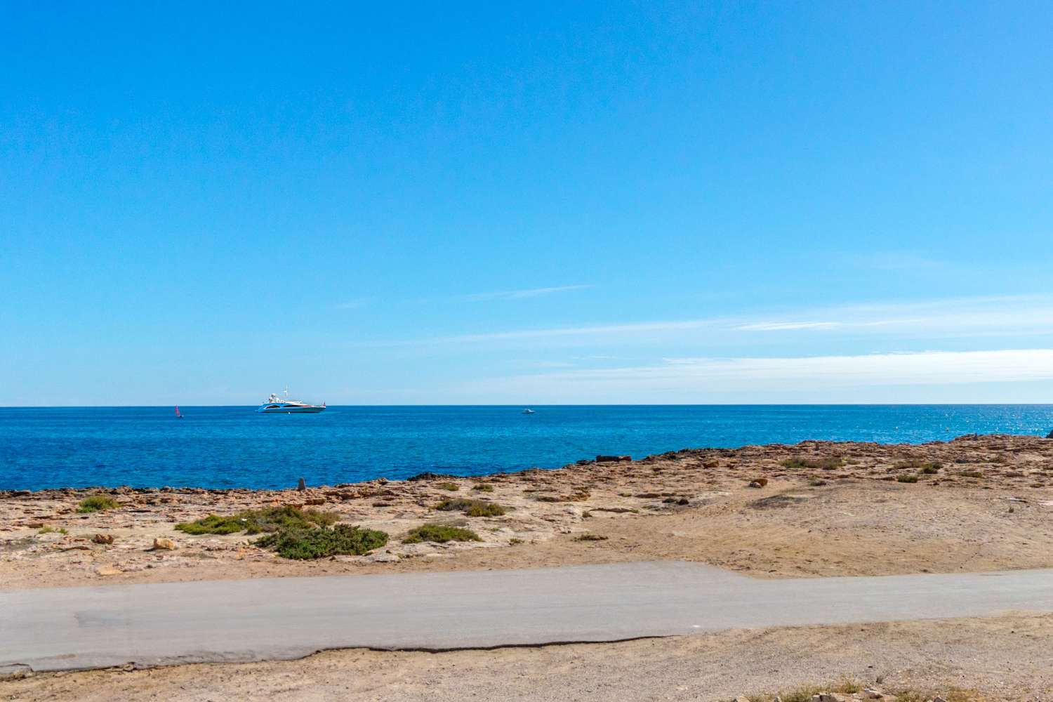 RENOVERAD LÄGENHET VID STRANDEN I PLAYA LOS LOCOS, TORREVIEJA