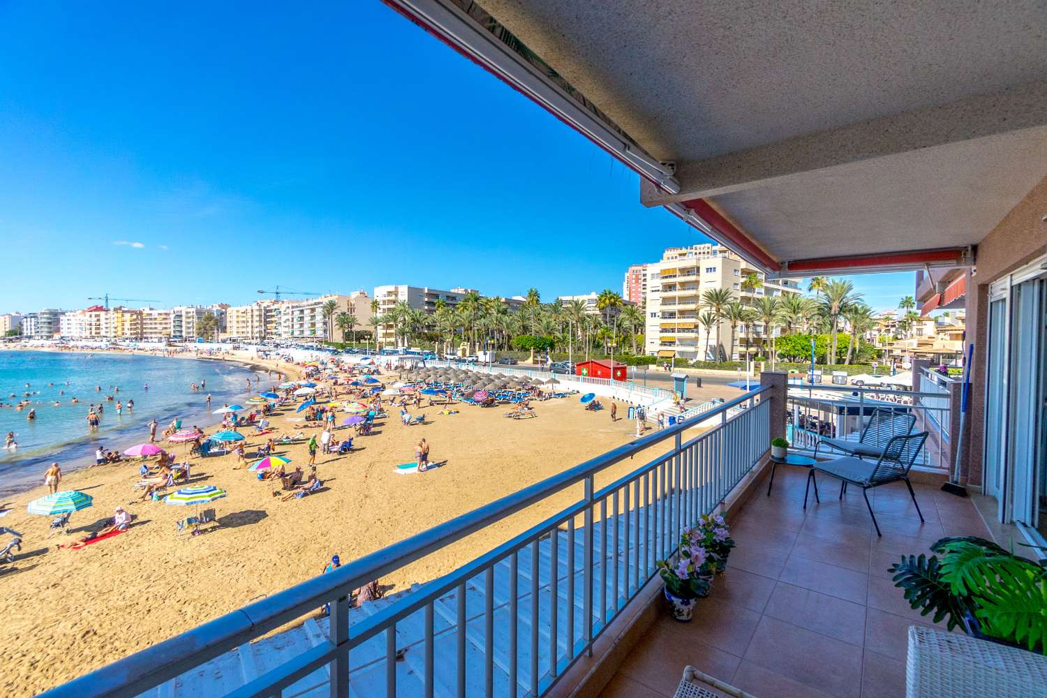 RENOVIERTE WOHNUNG AM STRAND IN PLAYA LOS LOCOS, TORREVIEJA