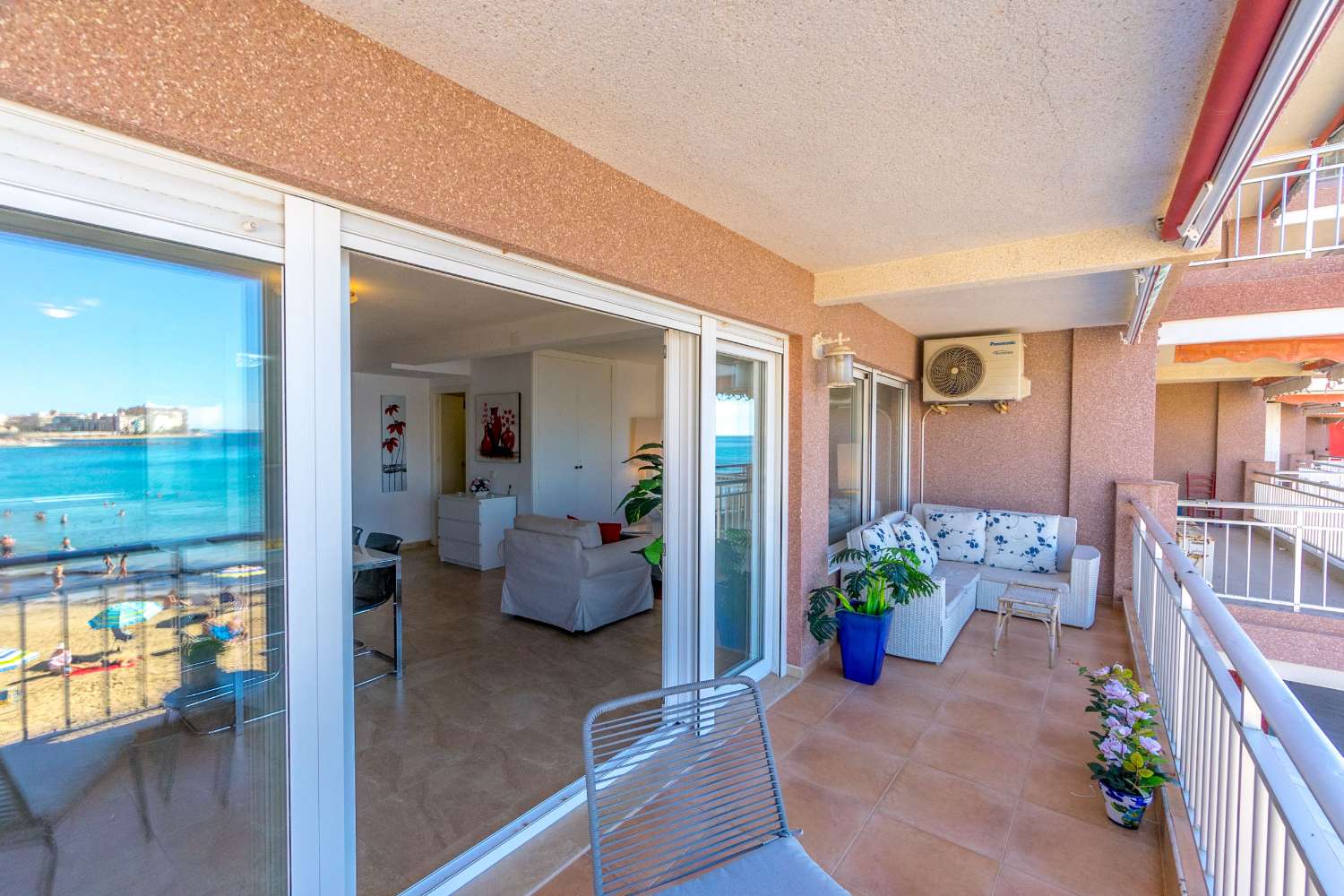 APARTAMENTO RENOVADO FRENTE AL MAR EN PLAYA LOS LOCOS, TORREVIEJA