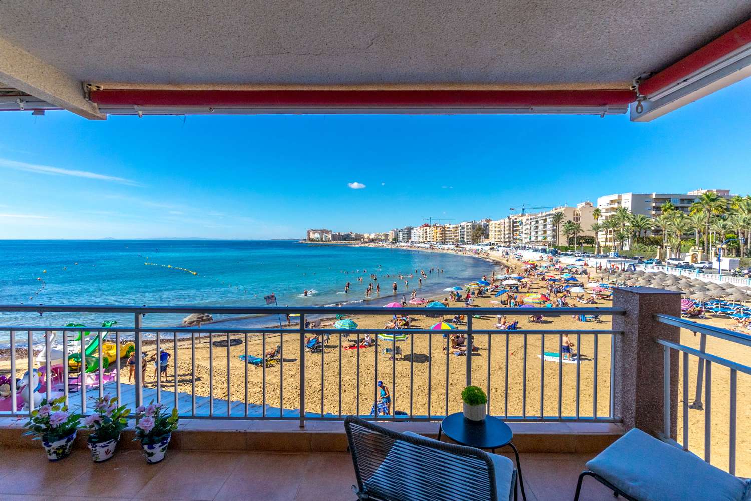 RENOVERET BEACHFRONT LEJLIGHED I PLAYA LOS LOCOS, TORREVIEJA