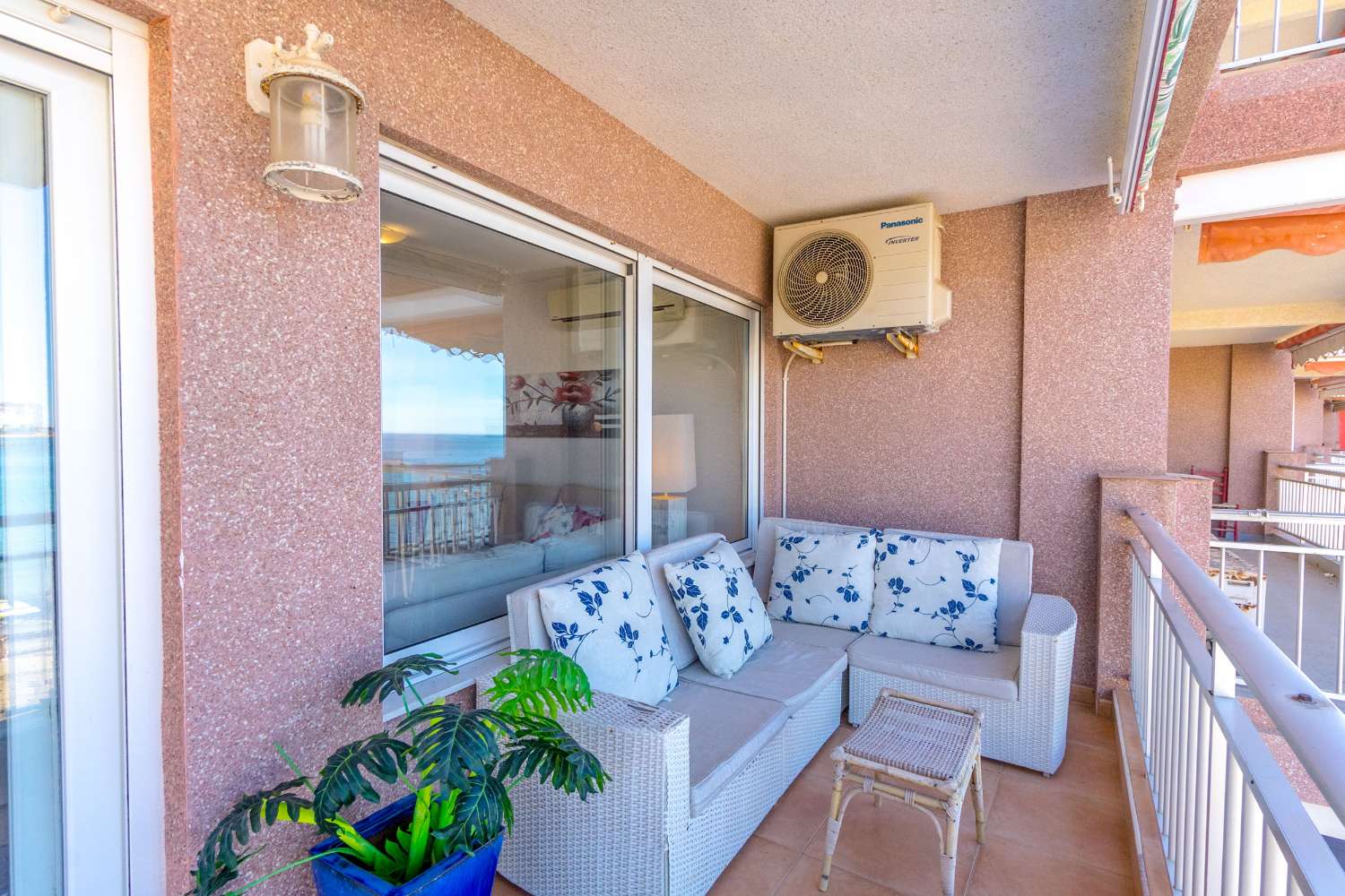 RENOVATED BEACHFRONT APARTMENT IN PLAYA LOS LOCOS， TORREVIEJA