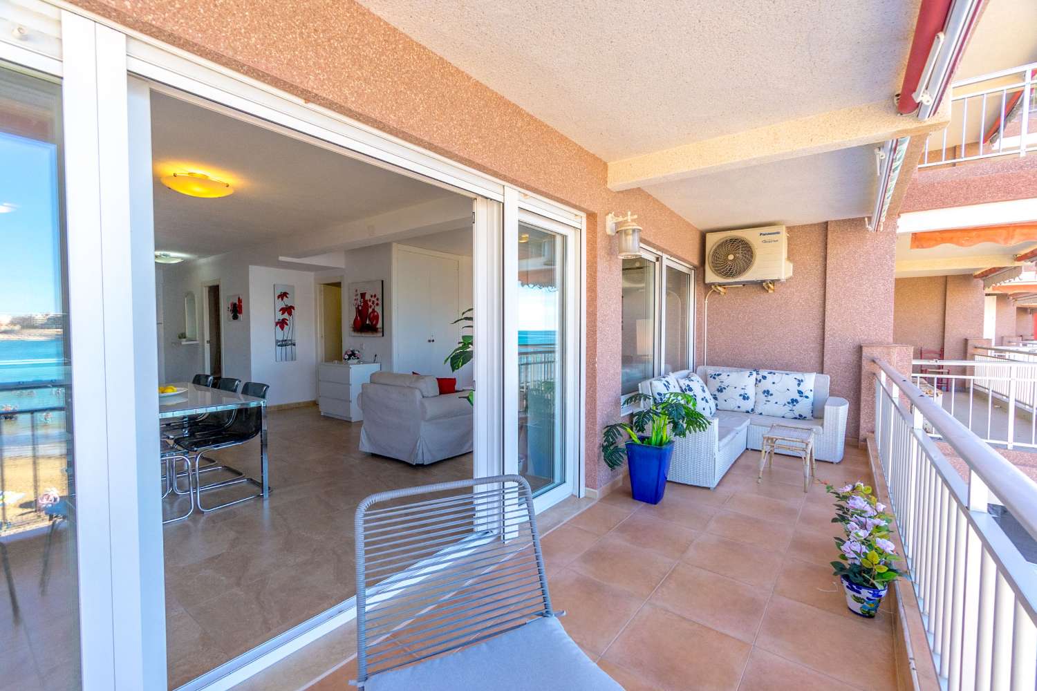 RENOVATED BEACHFRONT APARTMENT IN PLAYA LOS LOCOS， TORREVIEJA