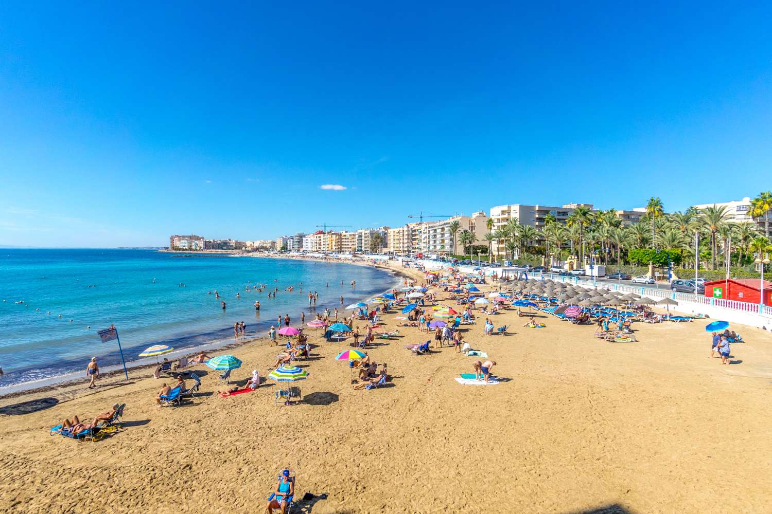 RENOVERAD LÄGENHET VID STRANDEN I PLAYA LOS LOCOS, TORREVIEJA